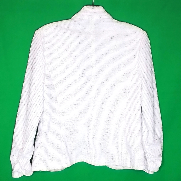 AMANDA + CHELSEA WHITE BLACK TEXTURED SCRUNCHED SLEEVE POINTE - Picture 2 of 5